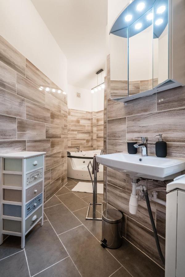 부다페스트 Jacuzzi And Privacy With 2 Balconies And Free Garage 아파트 외부 사진